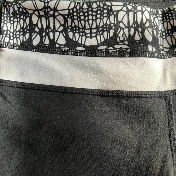 Reversible Lululemon Groove Crop SZ 4-Glacier Lace/Black - Picture 6 of 13